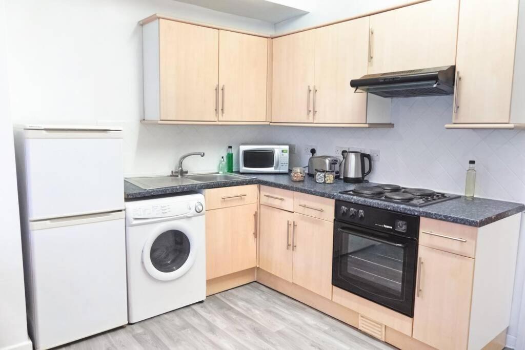 Apartment Up To 9 Close To Centre, Big Tv And Wifi カーディフ エクステリア 写真