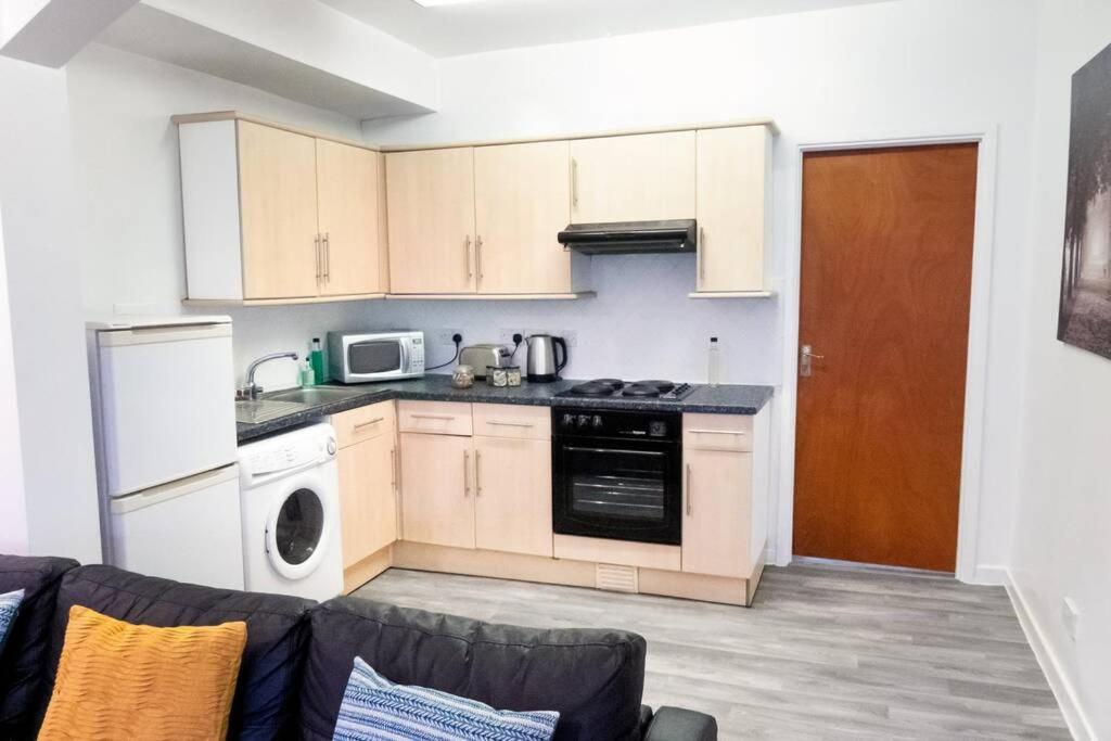 Apartment Up To 9 Close To Centre, Big Tv And Wifi カーディフ エクステリア 写真
